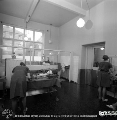 Förberedelserum med handtvättränna (vid fönstret), dåvarande kirurgiska kliniken i Lund 1968
Förberedelserum med handtvätt i en ränna av rostfri plåt vid fönstret, gamla kir. Lund 1968. Personerna i bilden är inte identifierade. Jfr bildfil SMHS2534, tagen vid samma fototillfälle. 
Nyckelord: Lund;Lasarett;Universitet;Universitetssjukhus;Kirurgisk;Klinik;Operation