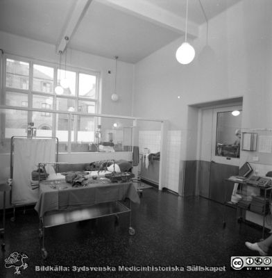 Förberedelserum med handtvättränna (vid fönstret), dåvarande kirurgiska kliniken i Lund 1968
Förberedelserum med handtvätt i en ränna av rostfri plåt vid fönstret, gamla kir. Lund 1968. Jfr bildfil SMHS2534,  tagen vid samma fototillfälle. 
Nyckelord: Lund;Lasarett;Universitet;Universitetssjukhus;Kirurgisk;Klinik;Operation