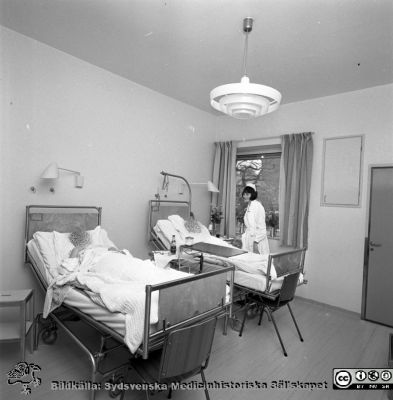 Två kvinnliga patienter på halvenskilt rum på Lasarettet i Lund 1967
Omärkt bild 1967. Från negativ. Halvenskilt rum. Troligast på dåvarande kirurgiska kliniken som strax skulle stängas.
Nyckelord: Lund;Lasarett;Universitet;Universitetssjukhus;Kirurgisk;Klinik;Vårdsal