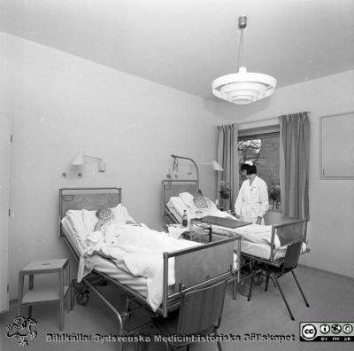 Två kvinnliga patienter på halvenskilt rum på Lasarettet i Lund 1967
Omärkt bild 1967. Från negativ. Halvenskilt rum. Troligast på dåvarande kirurgiska kliniken som strax skulle stängas.
Nyckelord: Lund;Lasarett;Universitet;Universitetssjukhus;Kirurgisk;Klinik;Vårdsal