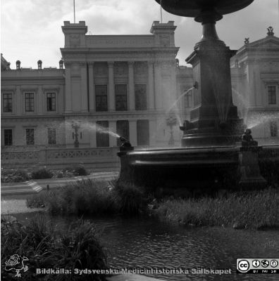 Universitetsbyggnad i Lund med fontänen
Pärm "USiL svart/vitt 1977". 46. Universitetsbyggnaden i Lund med fontänen på Universitetsplatsen i förgrunden. Foto 1977 för Bertil Widell på inköpsavdelningen på Lasarettet i Lund.
Nyckelord: Lund;Universitet;Fasad;Fontän;Universitetsplats