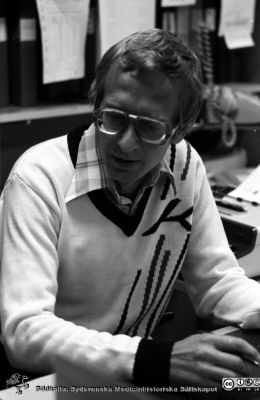 Försöksdjursassistent Svein Andersen. 
Lasarettet i Lund. Album "Svart/vitt negativ 1977. 2". Försöksdjursassistent Svein Andersen. Från negativ. Omonterat.
Nyckelord: Lund;Lasarett;Universitetssjukhus;Universitet;Försöksdjur;Administration