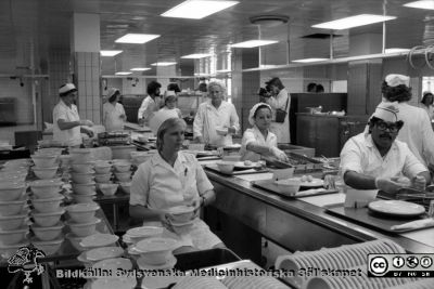 Lasarettet i Lund, 1977. Brickdukning på löpande band i patientköket
Lasarettet i Lund. Album "Svart/vitt negativ 1977. 2". Brickdukning på löpande band i patientköket. Negativ Ej monterat.
Nyckelord: Lund;Lasarett;Universitet;Universitetssjukhus;Kök;Fördelningskök;Centralkök;Brickdukning