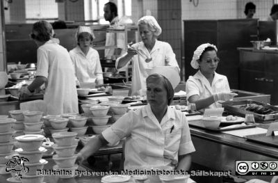 Lasarettet i Lund 1977. Brickdukning på löpande band i patientköket. 
Lasarettet i Lund. Album "Svart/vitt negativ 1977. 2". Brickdukning på löpande band i patientköket. Negativ Ej monterat.
Nyckelord: Lund;Lasarett;Universitet;Universitetssjukhus;Kök;Fördelningskök;Centralkök;Brickdukning