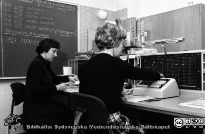 Telefonväxeln på Lasarettet i Lund 1980
Lasarettsfotograferna i Lund. Pärm "Negativ, 80:1." 33. Telefonväxeln, Lasarettet i Lund. Foto 80-02-05. Från negativ.
Nyckelord: Lasarettet;Lund;Universitetssjukhus;USiL;Administration;Telefon;Växel