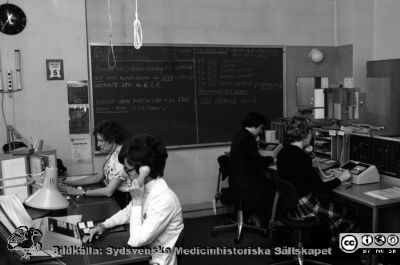 Telefonväxeln på Lasarettet i Lund 1980
Lasarettsfotograferna i Lund. Pärm "Negativ, 80:1." 33. Telefonväxeln, Lasarettet i Lund. Foto 80-02-05. Från negativ.
Nyckelord: Lasarettet;Lund;Universitetssjukhus;USiL;Administration;Telefon;Växel