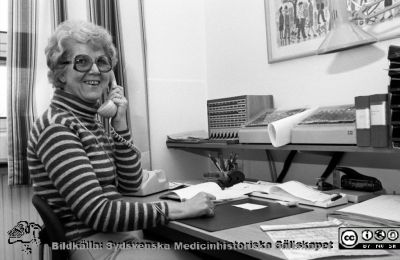 Arbetsledande telefonist på telefonväxeln på Lasarettet i Lund 1980
Lasarettsfotograferna i Lund. Pärm "Negativ, 80:1." 33. Telefonväxeln, Lasarettet i Lund. Telefonföreståndare Birgit Svensson på sitt tjänsterum. Foto 80-02-05. Från negativ.
Nyckelord: Lasarettet;Lund;Universitetssjukhus;USiL;Administration;Telefon;Växel