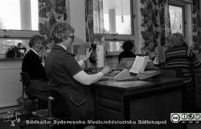 Telefonväxeln på Lasarettet i Lund 1980
Lasarettsfotograferna i Lund. Pärm "Negativ, 80:1." 33. Telefonväxeln, Lasarettet i Lund. Foto 80-02-05. Från negativ.
Nyckelord: Lasarettet;Lund;Universitetssjukhus;USiL;Administration;Telefon;Växel