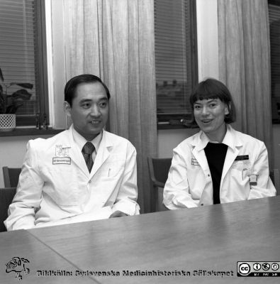 Dr Chao Shi Long från Kina på besök på radiologiska kliniken 
Sjukhusfotograferna i Lund. Pärm "Negativ, 80:1." 29. Dr Chao Shi Long tillsammans med radiologen Brita Stenstam 80-07-28. Han var forskare hos prof Bernhard Tribukait i Stockholm och han lär senare ha blivit framgångsrik chef i Shanghai. Från negativ. Ej monterat
Nyckelord: Lund;Lasarett;Universitetssjukhus;Universitet;Radiologi;Onkologi;Rtg;Röntgen