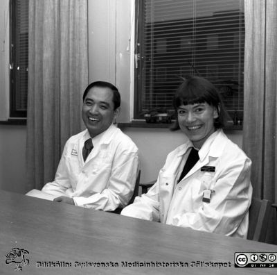Dr Chao Shi Long från Kina på besök på radiologiska / onkologiska kliniken i Lund
Sjukhusfotograferna i Lund. Pärm "Negativ, 80:1." 29. Dr Chao Shi Long tillsammans med radiologen Brita Stenstam 80-07-28. Han var forskare hos prof Bernhard Tribukait i Stockholm och han lär senare ha blivit framgångsrik chef i Shanghai. Från negativ. Ej monterat
Nyckelord: Lund;Lasarett;Universitetssjukhus;Universitet;Radiologi;Onkologi;Rtg;