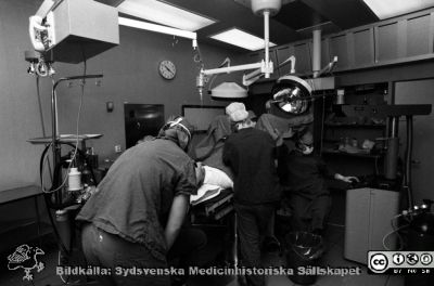 En gynekologisk operation på centraloperationsavdelningen i Lund 1980
Lasarettsfotograferna i Lund. Pärm "Negativ, 80:1." 422. ? 422. Foto: 80-05-22. 69. Operation på patient med benen i högläge. Operation med laser på ändtarm eller könsorgan. Troligen en gynekologisk operation. Jfr bild SMHS12625 som bör vara från samma fototillfälle. Från negativ.
