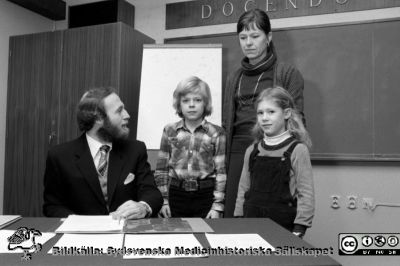 Dr Thore Solum vid sin disputation på kvinnokloniken i Lund.
Lasarettsfotograferna i Lund. Pärm "Negativ, 80:1." Från negativ.
Nyckelord: Lasarettet;Lund;Universitetsklinik;USiL;Kvinnoklinik;Gynekologi
