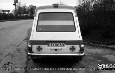 En ambulans 1976
Sjukhusfotograferna i Lund. Pärm Negativ, S/V. 1976.	38. Ambulans, fabrikat Mercedes-Bendz. Från negativ. 
Nyckelord: Lasarettet;Lund;Universitetssjukhus;USiL;Transport;Ambulans