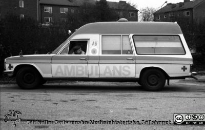 En ambulans 1976
Sjukhusfotograferna i Lund. Pärm Negativ, S/V. 1976.	38. Ambulans, fabrikat Mercedes-Bendz. Från negativ. 
Nyckelord: Lasarettet;Lund;Universitetssjukhus;USiL;Transport;Ambulans