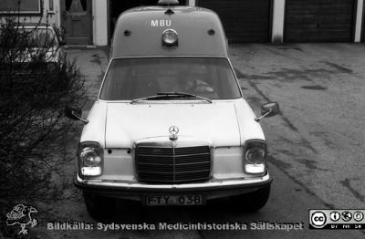 En ambulans 1976
Sjukhusfotograferna i Lund. Pärm Negativ, S/V. 1976.	38. Ambulans, fabrikat Mercedes-Bendz. Från negativ. 
Nyckelord: Lasarettet;Lund;Universitetssjukhus;USiL;Transport;Ambulans