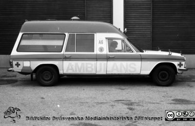 En ambulans 1976
Sjukhusfotograferna i Lund. Pärm Negativ, S/V. 1976.	38. Ambulans, fabrikat Mercedes-Bendz. Från negativ. 
Nyckelord: Lasarettet;Lund;Universitetssjukhus;USiL;Transport;Ambulans