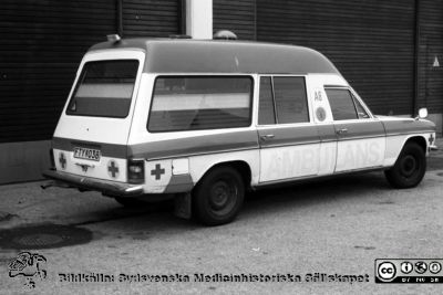 En ambulans 1976
Sjukhusfotograferna i Lund. Pärm Negativ, S/V. 1976.	38. Ambulans, fabrikat Mercedes-Bendz. Från negativ. 
Nyckelord: Lasarettet;Lund;Universitetssjukhus;USiL;Transport;Ambulans