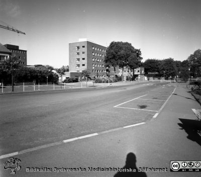 Lasarettet i Lund. Barnkliniken och den nya huvudinfarten med portvaktshuset 
Pärm "Div. tagningar 1960 och t.v." Omärkt bild 1967. Vy mot väster. Från negativ.
Nyckelord: Lund;Lasarett;Universitet;Universitetssjukhus;Barn;Klinik;Pediatrik;Portvakt;Administration;Entr;Huvudentr