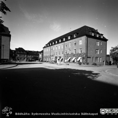 Öronkliniken i Lund 1967
Pärm "Div. tagningar 1960 och t.v." Omärkt bild 1967. Lasarettet i Lund. Öronkliniken. Vy mot sydsydväst. Från negativ.
Nyckelord: Lund;Lasarett;Universitet;Universitetssjukhus;Öron;Klinik;ÖNH;Öron-näsa-hals