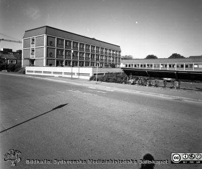 Lasarettet i Lund år 1967.Administrationsbyggnaden.
Lasarettsfotograferna i Lund. Pärm "Div. tagningar, 1960 och t.v.". År 1967. Administrationsbyggnaden från nordost. Omärkt bild. Från negativ
Nyckelord: Lasarett;Lund;Universitet;Universitetssjukhus;USiL;Administration;Kontor;Apotek;Post