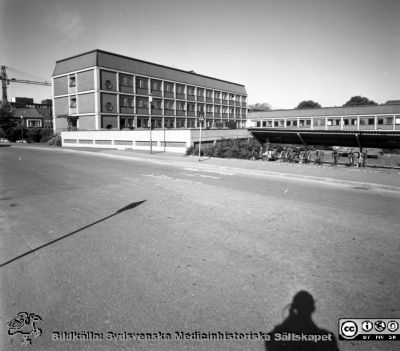 Lasarettet i Lund, administrationsbyggnaden. Foto 1967
Pärm "Div. tagningar 1960 och t.v." Omärkt bild 1967. Lasarettet i Lund. Administrationsbyggnaden. Vy mot sydvästr. Från negativ.
Nyckelord: Lund;Lasarett;Universitet;Universitetssjukhus;Administration