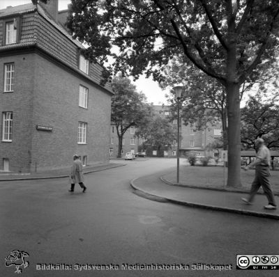 Lasarettet i Lund, kvinnokliniken 1967
Pärm "Div. tagningar 1960 och t.v." Omärkt bild 1967. Lasarettet i Lund. Kvinnoklinikens östra flygel närmast i bild. Förlossnings- och forskningsavdelningen i bakgrunden. Vy mot väster. Från negativ.
Nyckelord: Lund;Lasarett;Universitet;Universitetssjukhus;Kvinnoklinik;Förlossningsavdelning;KK;BB;Forskning
