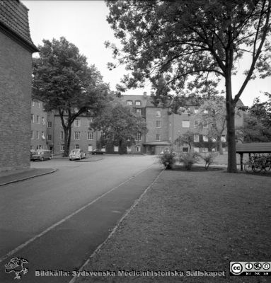 Lasarettet i Lund, kvinnokliniken 1967
Pärm "Div. tagningar 1960 och t.v." Omärkt bild 1967. Kvinnoklinikens förlossnings- och forskningsavdelning på Lasarettet i Lund. Vy mot väster. Från negativ.
Nyckelord: Lund;Lasarett;Universitet;Universitetssjukhus;Kvinnoklinik;KK;BB;Förlossningsavdelning;Forskning