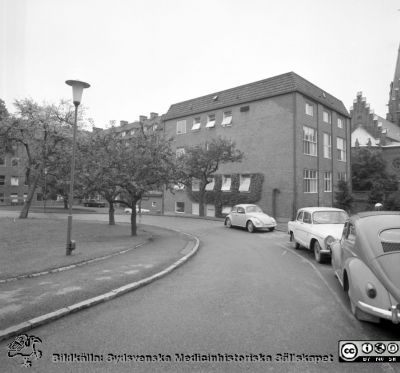 Lasarettet i Lund, kvinnokliniken 1967
Pärm "Div. tagningar 1960 och t.v." Omärkt bild 1967. Kvinnoklinikens förlossnings- och forskningsavdelning på Lasarettet i Lund. Vy mot sydväst. Allhelgonakyrkan syns i bildens högra kant. Från negativ.
Nyckelord: Lund;Lasarett;Universitet;Kvinnoklinik;Kvinnoklinik;KK;BB;Förlossningsavdelning;Forskning