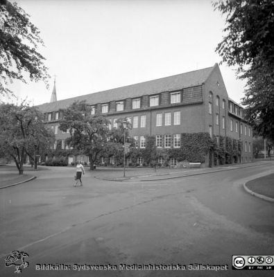 Lasarettet i Lund, kvinnokliniken 1967
Pärm "Div. tagningar 1960 och t.v." Omärkt bild 1967. Lasarettet i Lund. Kvinnoklinikens fasader mot söder och öster. Allhelgonakyrkans tornspira syns i bakgrunden. Från negativ.
Nyckelord: Lund;Lasarett;Universitet;Universitetssjukhus;KK;Kvinnoklinik