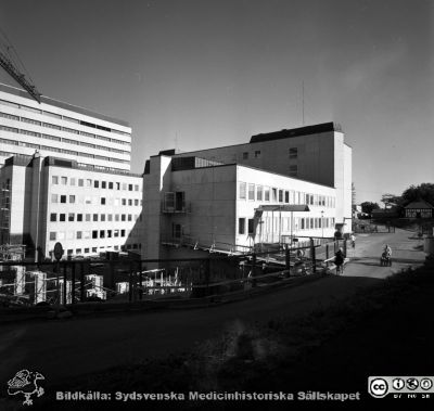 Lasarettet i Lund år 1967. Sista delen av laboratorieblocket byggs.
Lasarettsfotograferna i Lund. Pärm "Div. tagningar, 1960 och t.v.". Foto år 1967. Omärkt bild. EA-blocket under byggnad. Foto från sydost. Den först byggda delen av lab-blocket till höger i fonden. Från negativ
Nyckelord: Lasarett;Lund;Universitet;USiL;Laboratorier;Bygge