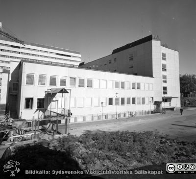 Lasarettet i Lund år 1967. Första delen av laboratorieblocket.
Lasarettsfotograferna i Lund. Pärm "Div. tagningar, 1960 och t.v.". Foto år 1967. Omärkt bild. Den först byggda delen av lab-blocket. Foto från öster. Från negativ
Nyckelord: Laboratorier;Lasarett;Lund;Universitet;USiL;Bygge