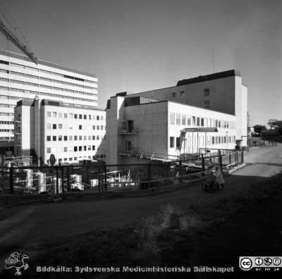 Lasarettet i Lund år 1967. Sista delen av laboratorieblocket byggs.
Lasarettsfotograferna i Lund. Pärm "Div. tagningar, 1960 och t.v.". Foto år 1967. Omärkt bild. EA-blocket under byggnad. Foto från sydost. Den först byggda delen av lab-blocket till höger i fonden. Från negativ
Nyckelord: Lasarett;Lund;Universitet;Universitetsklinik;USiL;Laboratorier;Bygge