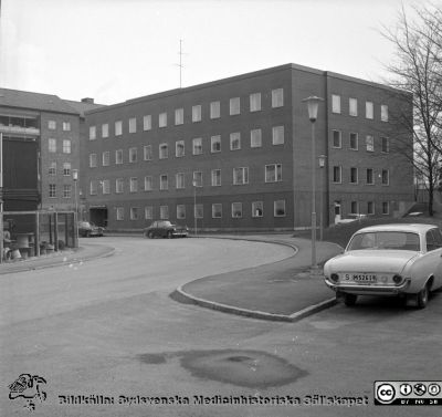  Barnpsykiatriska kliniken 1967
Lasarettsfotograferna i Lund. Pärm "Div. tagningar, 1960 och t.v.". Omärkt bild. Fasad mot väster. Från 1986-87 ögonkliniken B. Från negativ
Nyckelord: Lasarett;Lund;Universitetssjukhus;Universitet;USiL;Barnpsykiatri