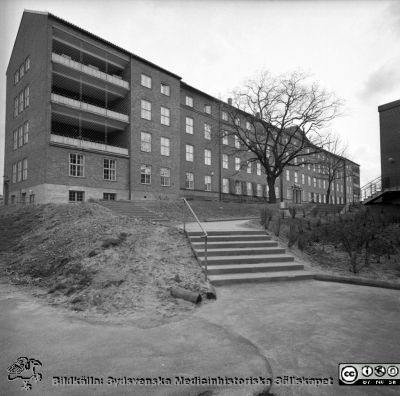 Psykiatriska kliniken 1967
Lasarettsfotograferna i Lund. Pärm "Div. tagningar, 1960 och t.v.". Från 2007 Wigerthuset. Foto 20/4-1967. Från negativ.
Nyckelord: Lasarett;Lund;Universitet;Universitetssjukhus;USiL;Psykiatri;Klinik