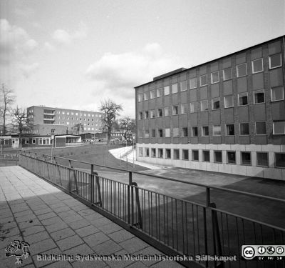 Infekionsklinikens huvudbyggnad 1967
Lasarettsfotograferna i Lund. Pärm "Div. tagningar, 1960 och t.v.". Fasad mot väster. I bakgrunden barndaghemmet "Röda stugan" och dåvarande barnkliniken. Från negativ
Nyckelord: Lasarett;Lund;Universitet;Universitetssjukhus;USiL;Infektion;Epidemi;Klinik;Barn;Barndaghem;Pediatrik