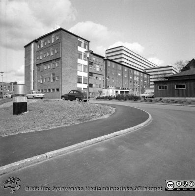 Radiologiska kliniken 1967
Lasarettsfotograferna i Lund. Pärm "Div. tagningar, 1960 och t.v.". Foto 20/4 1967. Fasader mot söder och mot väster med den nya delen 5-våningsdelen, färdig ~1963.  Centralblocket bakom är snart klart att tas i bruk (det skedde 1968). Från negativ.
Nyckelord: Lasarett;Lund;Universitet;Universitetsklinik USiL;USiL;Radiologi;Onkologi;Strålbehandling