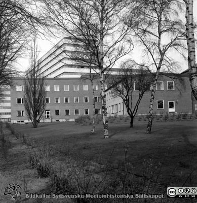 Barnpsykiatriska kliniken 1967
Lasarettsfotograferna i Lund. Pärm "Div. tagningar, 1960 och t.v.". Foto 20/4 1967. Fasad åt öster. Från 1986-87 ögonkliniken B. Från negativ
Nyckelord: Lasarett;Lund;Universitetsklinik;USiL;Universitet;Barn;Barnpsykiatri