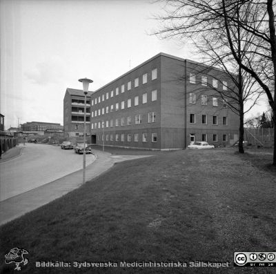 Barnpsykiatriska kliniken 1967
Lasarettsfotograferna i Lund. Pärm "Div. tagningar, 1960 och t.v.". Foto 20/4 1967. Fasader åt väster och söder. Från 1986/87 ögonkliniken B. Från negativ
Nyckelord: Lasarett;Lund;Universitet;Universitetsklinik;USiL;Barn;Barnpsykiatri;Vuxenpsykiatri