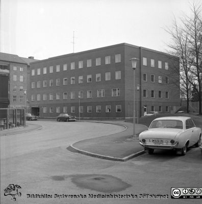 Barnpsykiatriska klinikens västerfasad 1967
Lasarettsfotograferna i Lund. Pärm "Div. tagningar, 1960 och t.v.". Foto 20/4 1967. Från 1986/87 ögonkliniken B. Vuxenpsykiatriska kliniken (från 2007 Wigerthuset) skymtar till vänster i bild. Från negativ.
Nyckelord: Lasarett;Lund;Universitet;Universitetsklinik USiL;USiL;Barn;Psykiatri;Ögon;Klinik;Oftalmologi