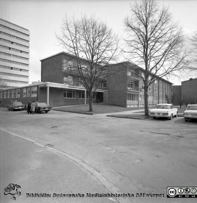 Lasarettet i Lund, bl. a. ögonkliniken, 1967
Pärm "Div. tagningar 1960 och t.v." Omärkt bild 1967. Lasarettet i Lund. Ögonklinikens fasader mot söder och väster. Det ännu inte riktigt färdigbyggda centralblocket ses i bakgrunden. Från negativ.
Nyckelord: Lund;Lasarett;Universitetssjukhus;Universitet;Ögon;Oftalmologi;Oftalmiatrik