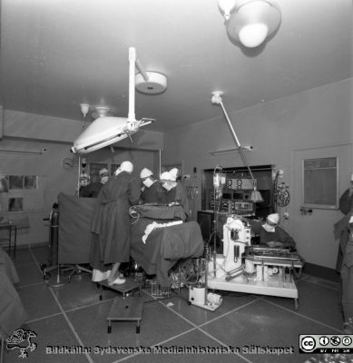 Hjärt-lungkirurgi i Lund 1957
Pärm "Div. tagningar 1960 och t.v.". Foto för doc Dahn 1967. Operation med Sennings hjärt-lungmaskin. Från negativ.
Nyckelord: Lund;Lasarett;Universitet;Universitetssjukhus;Kirurgi;Thorax;Hjärta;Lunga;Maskin