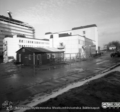 Laboratorieblockets första del på Lasarettet i Lund 1967
Pärm "Div. tagningar 1960 och t.v.". Omärkt bild. Foto 1967. Eb- och Ed-blocken byggdes först i det stora centralblockskomplexet. Eb-blocket ligger längst bort. Hitom ligger Ec- och Ed-blocken. Båda är lägre. Ea-blocket är ännu inte byggt. Till vänster är det höga C-blocket under byggnad. E-blocken byggdes för laboratorier och verkstäder. De experimentella låg i Ed-blocket. Från negativ.
Nyckelord: Lund;Lasarett;Universitet;Universitetssjukhus;USiL;Laboratorium;Lokaler;Verkstäder