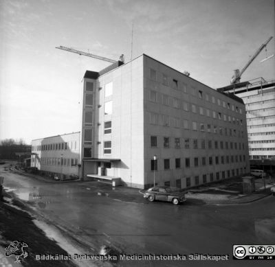 Laboratorieblockets första del på Lasarettet i Lund 1967
Pärm "Div. tagningar 1960 och t.v.". Omärkt bild. Foto 1967. Eb- och Ed-blocken byggdes först i det stora centralblockskomplexet. Eb-blocket ligger närmast. Bortom ligger det lägre Ec-blocket. Ea-blocket är ännu inte byggt. E-blocken byggdes för laboratorier och verkstäder. De experimentella låg i Ed-blocket. Det höga C-blocket är under byggnad i bakgrunden. Från negativ.
Nyckelord: Lund;Lasarett;Universitet;Universitetssjukhus;USiL;Laboratorium;Lokaler