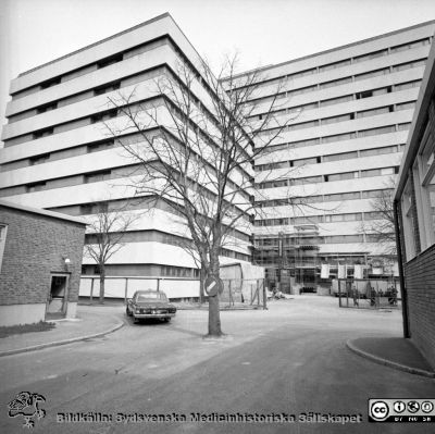 Cetralblocket i Lund, snart färdigbyggt
Pärm "Div. tagningar, 1960 och t.v.". Centralblocket 20/4-1967. Färdigt till det yttre. Inflyttning har börjat i de nedre delarna. Till vänster dåvarande rtg II och till höger ögonkliniken. Från negativ.
Nyckelord: Lund;Lasarett;Universitetssjukhus;Universitet;USiL;Centralblocket