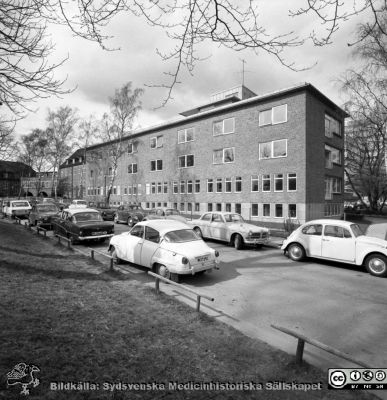 Östra delen av reumatologiska kliniken i Lund 1967
Pärm "Div. tagningar, 1960 och t.v.". Reumaten, 20/4-67. Fasader mot söder och öster. Vänstertrafik råder ännu ett knappt halvår, fast en av bilarna tycks redan ha börjat. Badbassängen för rörelsebehandling är ännu inte byggd. Från negativ.
Nyckelord: Lund;Lasarett;Universitet;Universitetssjukhus;USiL;Reumatologisk;Klinik