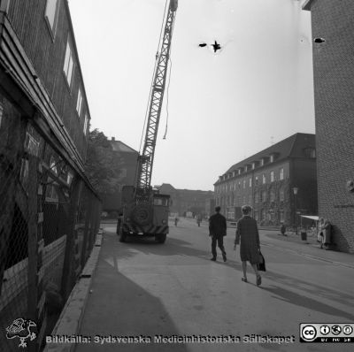 Centralblocket byggs, 25/9 1965
Lasarettsfotografernna i Lund. Pärm "Div. tagningar, 1960 och t.v.". Byggbaracker i sydvästra hörnet av byggarbetplatsen. Till höger öronklinken och radiologiska kliniken. I bakgrunden ortopediska och medicinska klinikerna och valvet över till reumatiska kliniken. 25 sept 1965. Från negativ.
Nyckelord: Lasarettet;Lund;Universitet;Universitetssjukhus;USiL;Bygge;Byggbodar;Ortopedi;Medicin;Reumatologi;Radiologi;_Öron