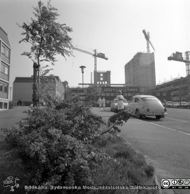 Centralblocket byggs, 25/9 1965
Lasarettsfotografernna i Lund. Pärm "Div. tagningar, 1960 och t.v.". Centralblocket byggs, 25 sept 1965. Vy från väster mot den blivande huvudfasaden. Från negativ.
Nyckelord: Lasarettet;Lund;Universitet;Universitetssjukhus;USiL;Bygge