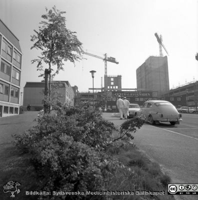 Centralblocket byggs, 25/9 1965
Lasarettsfotografernna i Lund. Pärm "Div. tagningar, 1960 och t.v.". Centralblocket byggs, 25 sept 1965. Vy från väster mot den blivande huvudfasaden. Från negativ.
Nyckelord: Lasarettet;Lund;Universitet;Universitetssjukhus;USiL;Bygge