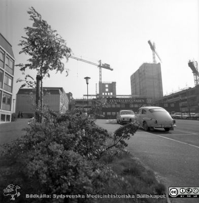 Cetralblocket i Lund byggs 1965
Pärm "Div. tagningar, 1960 och t.v.". Centralblocket har börjat växa upp runt hissarnas torn. Administrationsbyggnaden skymtar i bildens vänstra kant. AB-blocket står färdigt bortom den. Foto 25 september 1965. Från negativ.
Nyckelord: Lund;Lasarett;Universitet;Universitetssjukhus;USiL;Bygge;Centralblocket