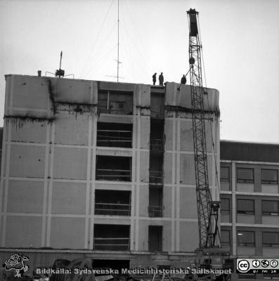 Lasarettet i Lund 1964. Centralblocket byggs
Pärm "Div. tagningar 1960 och t.v.". Foto 1964. AB-blocket byggdes med ett trapphus som var tänkt byggas ihop med den kommande centralbyggnaden (C-huset i Blocket). Här öppnas trapphusets fasad i AB-blocket för den kommande sammanfogningen. Från negativ.
Nyckelord: Lasarettet;Lund;Universitet;Universitetssjukhus;USiL;Bygge